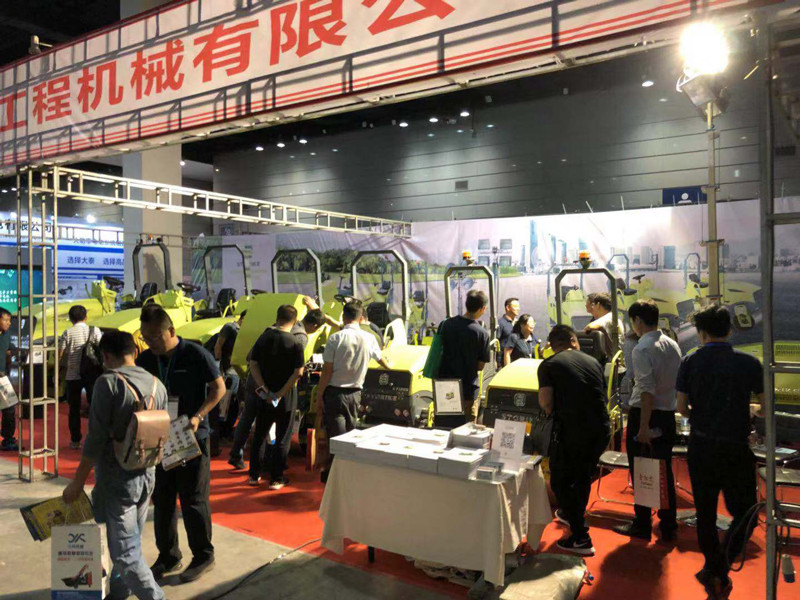山東思拓瑞克工程機(jī)械有限公司參加無錫建機(jī)展會交流溝通并獲獎留念