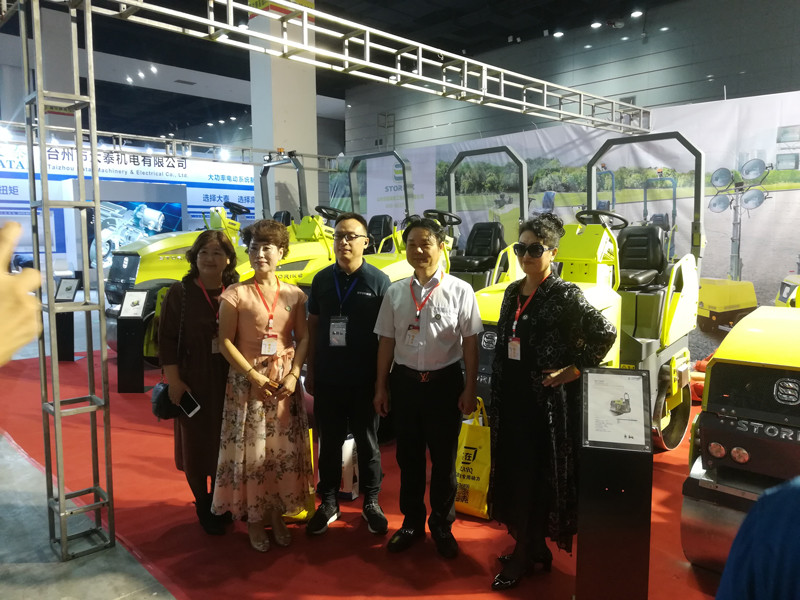 山東思拓瑞克工程機(jī)械有限公司參加無錫建機(jī)展會交流溝通并獲獎留念